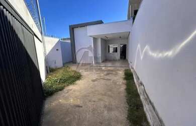 Imagem: A casa possui 3 Dormitórios, 2 Banheiros e 2 Vagas na garagem