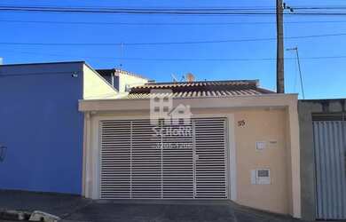 Imagem: A casa possui 3 Dormitórios, 2 Banheiros, 1 Vaga na garagem