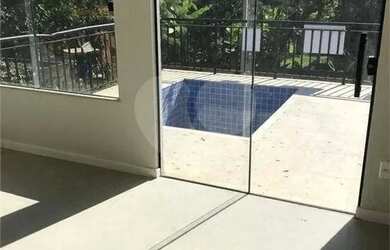 Imagem: A casa possui 3 Dormitórios, 1 Banheiro, 2 Vagas na garagem