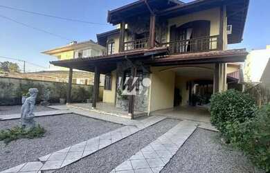 Imagem: A casa possui 4 Dormitórios, 3 Banheiros, 2 Vagas na garagem