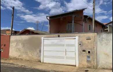Imagem: A casa possui 3 Dormitórios, 2 Banheiros, 3 Vagas na garagem