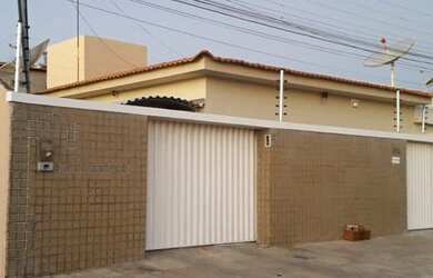 Imagem: A casa possui 2 Dormitórios, 2 Banheiros, 2 Vagas na garagem