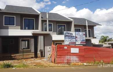 Imagem: A casa possui 3 Dormitórios, 2 Vagas na garagem, 116m² de