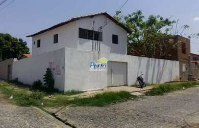 Imagem: A casa possui 3 Dormitórios, 2 Banheiros, 2 Vagas na garagem