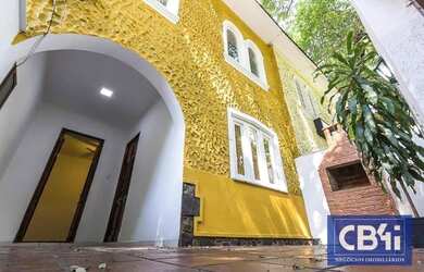 Imagem: A casa possui 3 Dormitórios, 2 Banheiros, 1 Vaga na garagem