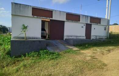 Imagem: A casa possui 3 Dormitórios, 3 Banheiros, 2 Vagas na garagem