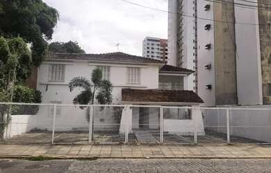 Imagem: A casa possui 5 Dormitórios, 3 Banheiros, 5 Vagas na garagem