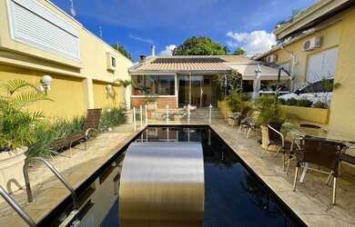 Imagem: A casa possui 3 Dormitórios, 3 Banheiros, 3 Vagas na garagem