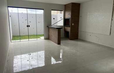 Imagem: A casa possui 3 Dormitórios, 1 Banheiro, 2 Vagas na garagem