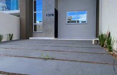 Imagem: A casa possui 3 Dormitórios, 1 Banheiro, 2 Vagas na garagem