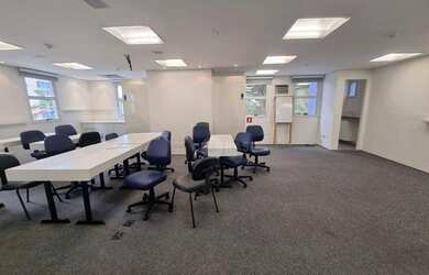 Imagem: O depósito possui 2 Vagas na garagem, 60m² de Área e está