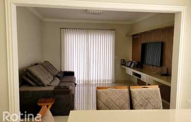 Imagem: A casa possui 3 Dormitórios, 4 Banheiros, 3 Vagas na garagem