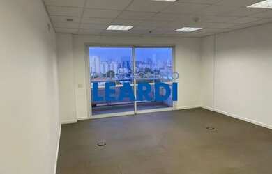 Imagem: O depósito possui 2 Vagas na garagem, 40m² de Área e está