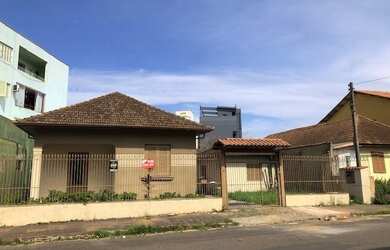 Imagem: A casa possui 4 Dormitórios, 2 Banheiros, 2 Vagas na garagem