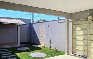 Imagem: A casa possui 3 Dormitórios, 2 Banheiros, 2 Vagas na garagem