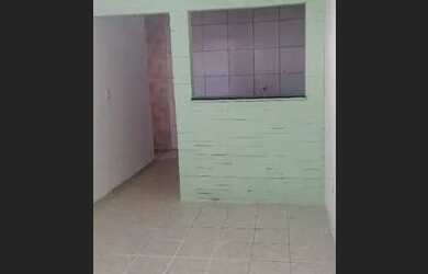 Imagem: A casa possui 2 Dormitórios e 1 Banheiro e está localizado