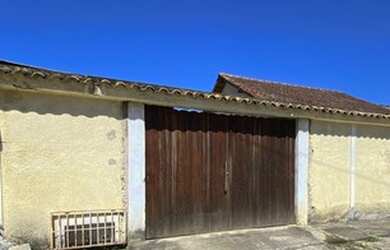 Imagem: A casa possui 2 Dormitórios, 1 Banheiro e 1 Vaga na garagem