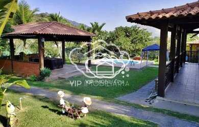 Imagem: A casa possui 2 Dormitórios, 4 Banheiros, 1.200m² de Área