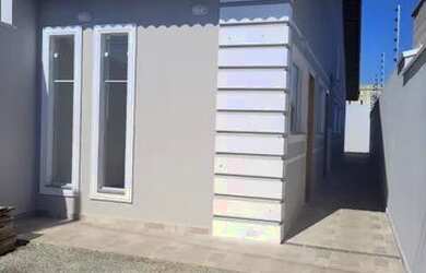 Imagem: A casa possui 2 Dormitórios, 2 Banheiros, 2 Vagas na garagem