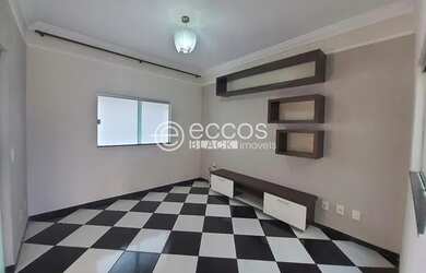 Imagem: A casa possui 3 Dormitórios, 3 Banheiros, 4 Vagas na garagem