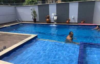 Imagem: A casa possui 2 Dormitórios e 2 Vagas na garagem e está localizado