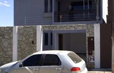 Imagem: A casa possui 4 Dormitórios, 3 Banheiros, 2 Vagas na garagem