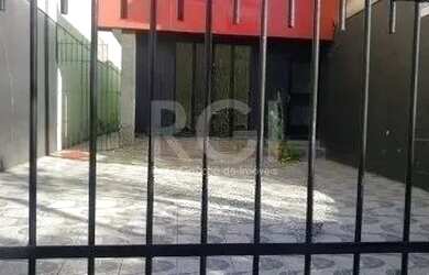 Imagem: A casa possui 3 Dormitórios, 3 Banheiros, 4 Vagas na garagem