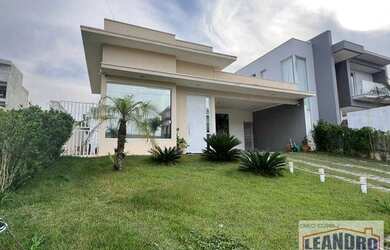 Imagem: A casa em condomínio possui 3 Dormitórios, 2 Banheiros, 4