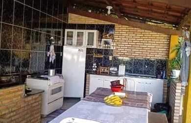 Imagem: A casa possui 3 Dormitórios, 1 Banheiro, 2 Vagas na garagem