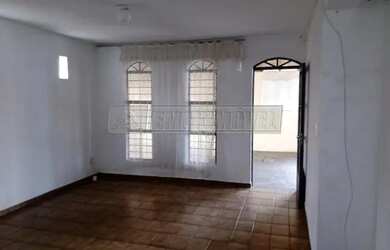 Imagem: A casa possui 3 Dormitórios, 1 Banheiro, 4 Vagas na garagem