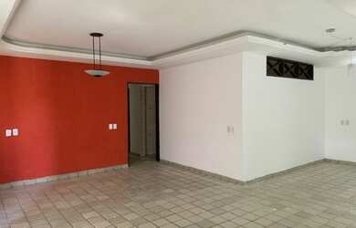 Imagem: A casa possui 4 Dormitórios, 4 Banheiros, 4 Vagas na garagem