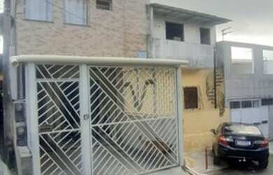 Imagem: A casa possui 2 Dormitórios, 2 Banheiros e 1 Vaga na garagem