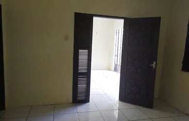 Imagem: A casa possui 3 Dormitórios, 2 Banheiros, 3 Vagas na garagem