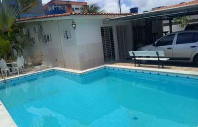 Imagem: A casa possui 3 Dormitórios, 2 Banheiros, 3 Vagas na garagem