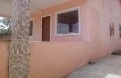 Imagem: A casa possui 3 Dormitórios, 2 Banheiros, 2 Vagas na garagem