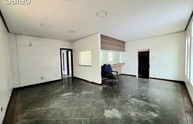 Imagem: O depósito possui 3 Vagas na garagem, 350m² de Área e está