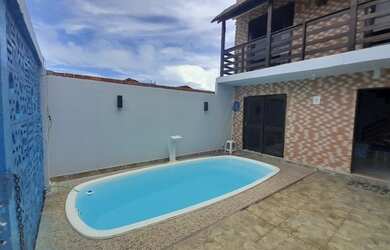 Imagem: A casa possui 3 Dormitórios, 2 Banheiros e 5 Vagas na garagem