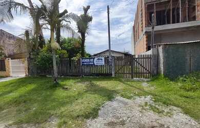 Imagem: A casa possui 3 Dormitórios, 2 Banheiros, 4 Vagas na garagem