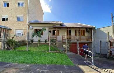 Imagem: A casa possui 2 Dormitórios, 2 Banheiros, 2 Vagas na garagem