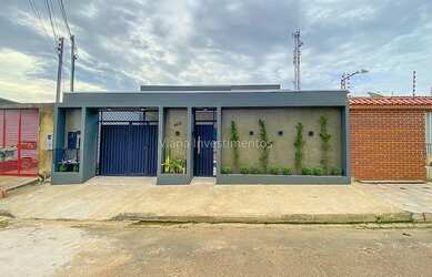 Imagem: A casa possui 3 Dormitórios, 2 Banheiros, 2 Vagas na garagem