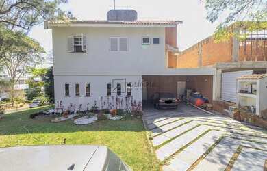 Imagem: A casa possui 4 Dormitórios, 5 Banheiros, 4 Vagas na garagem