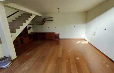 Imagem: A casa possui 3 Dormitórios, 3 Banheiros, 353m² de Área e