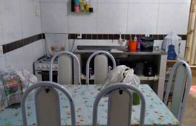 Imagem: A casa possui 3 Dormitórios, 1 Banheiro, 1 Vaga na garagem