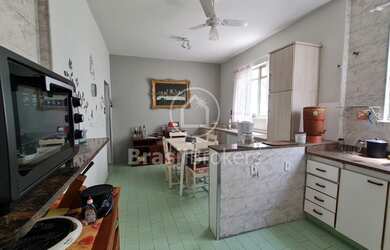 Imagem: A casa possui 3 Dormitórios, 2 Banheiros, 4 Vagas na garagem