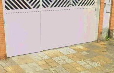 Imagem: A casa possui 2 Dormitórios, 1 Banheiro, 2 Vagas na garagem