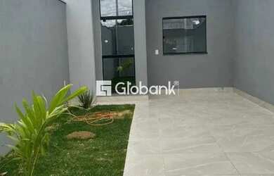 Imagem: A casa possui 2 Dormitórios, 1 Banheiro, 2 Vagas na garagem