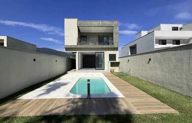 Imagem: A casa possui 3 Dormitórios, 5 Banheiros, 2 Vagas na garagem