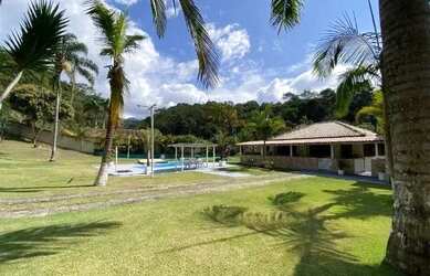 Imagem: A casa possui 4 Dormitórios, 3 Banheiros, 5 Vagas na garagem