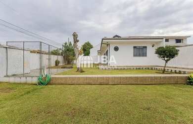 Imagem: A casa possui 3 Dormitórios, 4 Banheiros, 5 Vagas na garagem