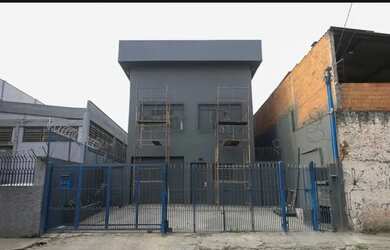 Imagem: O depósito para alugar possui 4 Vagas na garagem e 400m² de